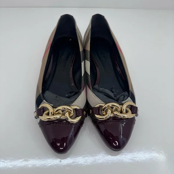 Stylish Women's Plaid Flats with Gold Chain Accent - Picture 2 of 9